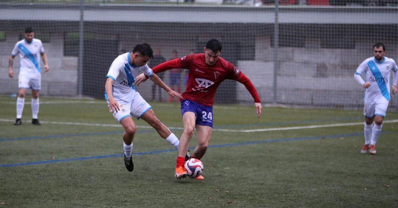 LaRegion's tweet card. El interior del Sporting Carballiño, autor de los dos goles, ambos de penalti, el segundo en el 98 ante un Maceda que hizo méritos para poder ganar