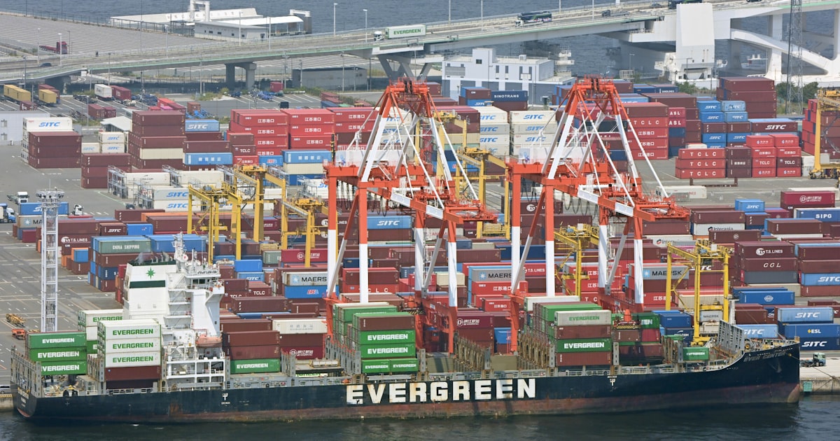 ditwp_du's tweet card. 現代のグローバリゼーションの象徴は「グローバル・バリューチェーン（GVC）」です。その分業構造は、企業の意思決定によって形づくられています。企業は、生産活動に付随する「ノウハウ」を、進出先の安価で豊富な労働力などの生産要素と結びつけ、生産工程全体の効率性向上とコスト削減を図ります。その際、「どのように・どこで・誰と分業するか」を判断し、生産工程の分割、配置・立地先選定、投資実行を通じて、企業自