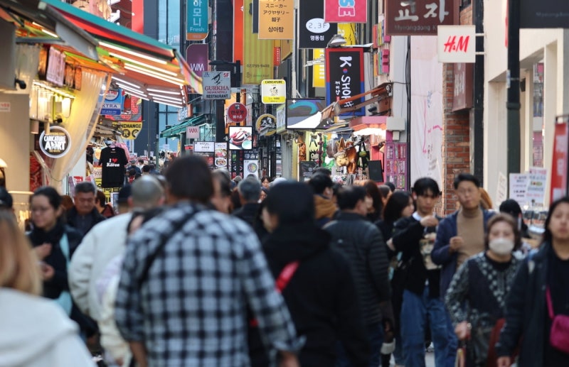 jaihong_jung's tweet card. 최근 원화 가치가 하락하면서 한국이 '가성비 여행지'로 주목받고 있다. 달러 강세로 여행경비가 줄어드는 효과가 나타나는 데다 K 콘텐츠 열풍으로 한국 여행 선호도까지 높아지면서 연말·연초 방한 관광객이 크게 늘어날