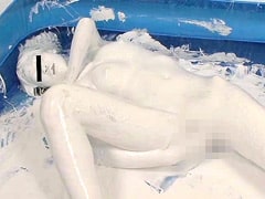 messyuniform's tweet card. ビニールプールのなかで大量の白い絵の具を垂らしていき、髪の毛も服も全身真っ白に変貌。さらに服を脱いで全身にくまなく塗り広げていく。全裸姿で全身真っ白になるとエロエロモードに突入。いやらしく身体をくねらせ気持ちよさそうにイッちゃいます。
