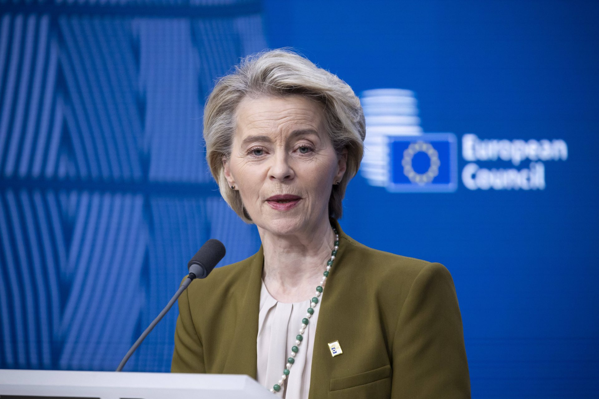 apollo_news_de's tweet card. Die EU-Kommission musste eingestehen, dass sie Umwelt-NGOs für Klima-Lobbyarbeit bezahlt hat. Es flossen Millionen Euro an Steuergeldern an entsprechende Organisationen.