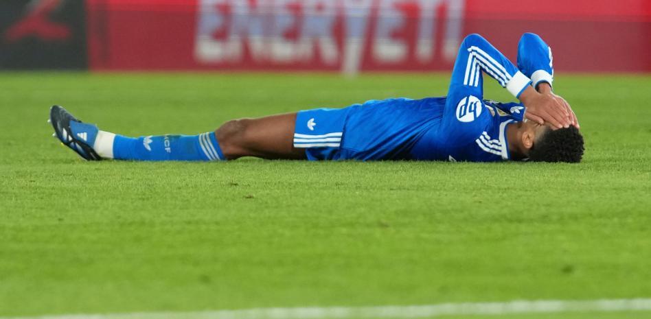 fcbarcelonar_'s tweet card. برغم التعادل في إلتشي، يستمر ريال مدريد في الصدارة بـ32 نقطة، لكن برشلونة أصبح الآن على بعد نقطة واحدة فقط، بـ31 نقطة.