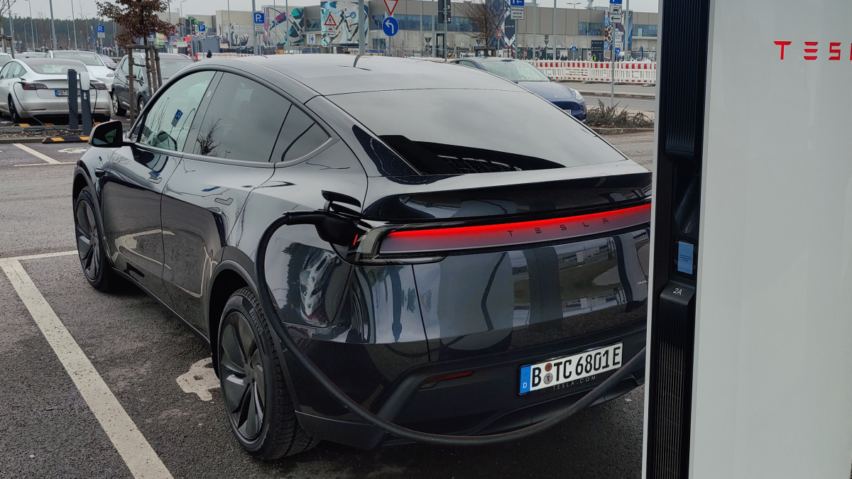 Macnotes's tweet card. Die zuerst negativ ausgefallene Umfrage von T-online hinsichtlich der Kaufbereitschaft für Tesla-Fahrzeuge wurde im Nachhinein umgedreht - wohl aus den USA.