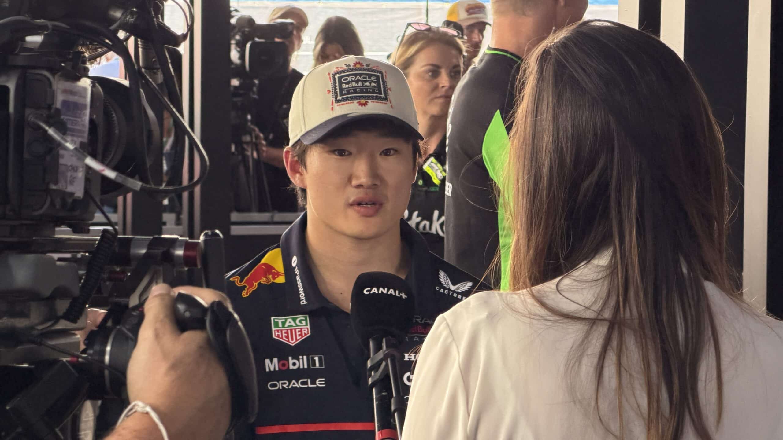 shigasportsf1's tweet card. 2025年メキシコGPの決勝を、11番手で終えた角田裕毅が決勝後にインタビューに答えた。レースでは戦略面でのミスがあったが、角田の表情からはフラストレーションも見られた。