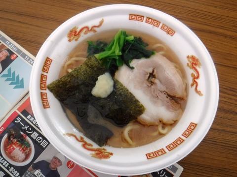 2siv1vLL7JxHe99's tweet card. 最初で最後、本気の家系～鷹の目家～(ニンニク少し) <1100円>11月23日、大つけ麺博2025の19杯目として、二郎インスパイア店で食べてみました。スープは、豚骨と豚肉の濃厚な白湯ダシに醤油ダレがバシッと効き、美味いです。麺は、飯島製麺の太いストレート麵でツルシコです。