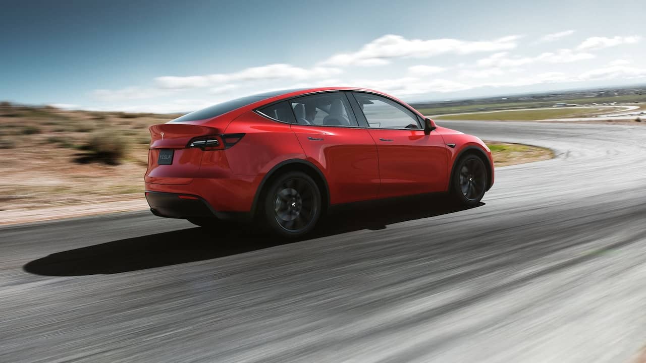 gebrgerrits's tweet card. De eerste exemplaren van de Tesla Model Y komen in augustus naar Nederland. Mensen die een auto in bestelling hebben, krijgen een uitnodiging om hun bestelling af te ronden. De eerste exemplaren zijn...