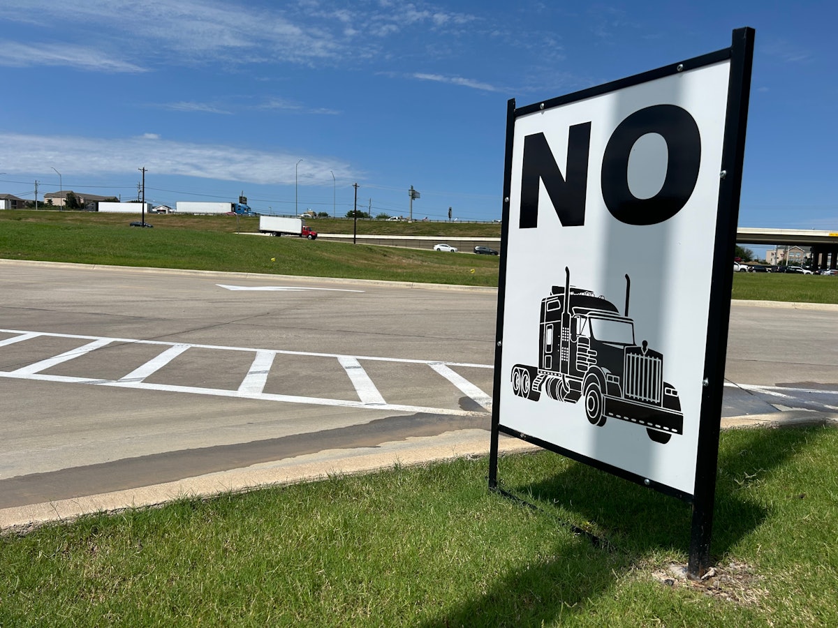 TruckerPathApp's tweet card. Research shows truck drivers search for parking an average of 56 minutes daily, costing them $5,500 annually – approximately 12% of their income.