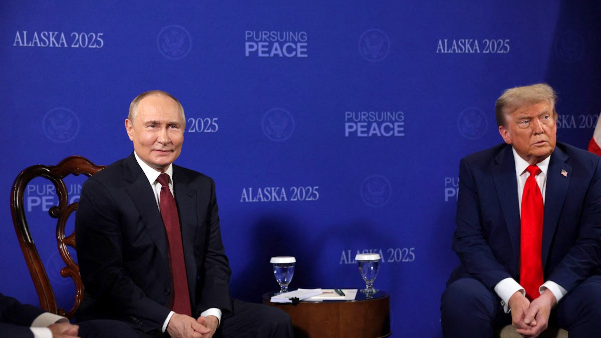 ComploploWatch's tweet card. Donald Trump et Vladimir Poutine se sont quittés sans aucun résultat vendredi, après trois heures de discussions en Alaska.