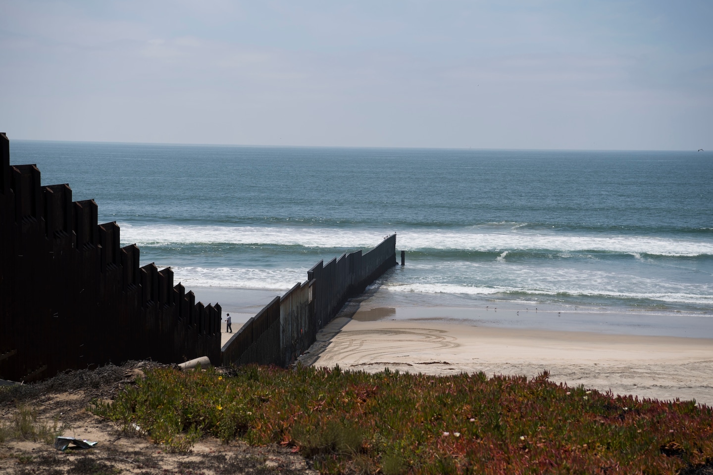washingtonpost's tweet card. The number of migrants who have drowned near San Diego while trying to reach the U.S. increased from one to 33 after the Trump administration completed its border wall expansion in 2019
