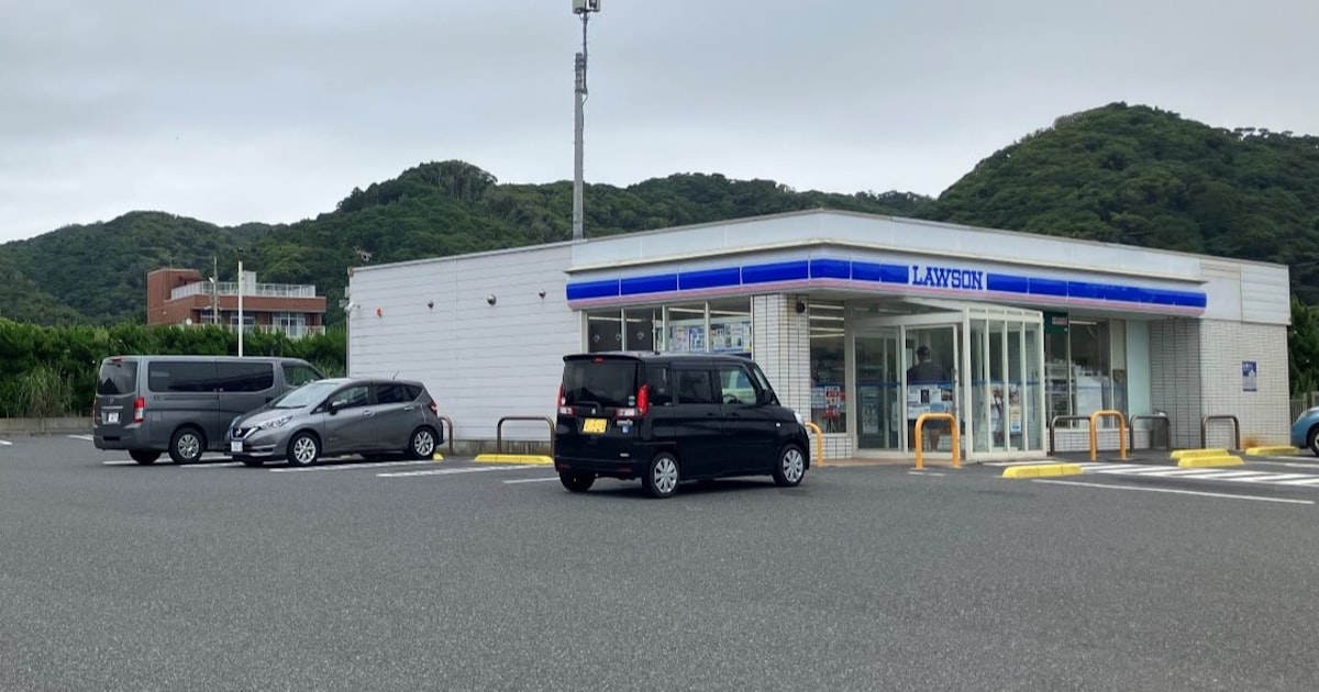 tomosuke000000's tweet card. ローソンは店舗の駐車場を使った車中泊サービスを始める。1泊2500〜3000円とし、電源やトイレ、ゴミ袋を提供する。訪日観光客の増加を受け、国内のホテルの宿泊料は高止まりする。全国に広がるコンビニエンスストアの店舗網を生かし、地方や郊外でのイベント開催などに伴う宿泊客の受け皿になる。自動車1台につき駐車場2台分を開放、トイレも提供7月中にも千葉県内の6店舗で始める。近隣に温浴施設があり、周り