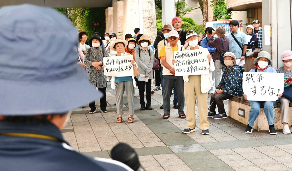 theokinawatimes's tweet card. 　「ノーモア沖縄戦　命どぅ宝の会」や「沖縄平和市民連絡会」など１６の市民団体が２３日、那覇市の県民広場で、高市早苗首相の「台湾有事は存立危機事態になり得る」発言と非核三原則見直し検討に抗議し、撤回と辞任を求める緊急集会を開いた。市民ら約１５０人が参加してリレートークを行い、日中間の緊張緩和を訴えた。