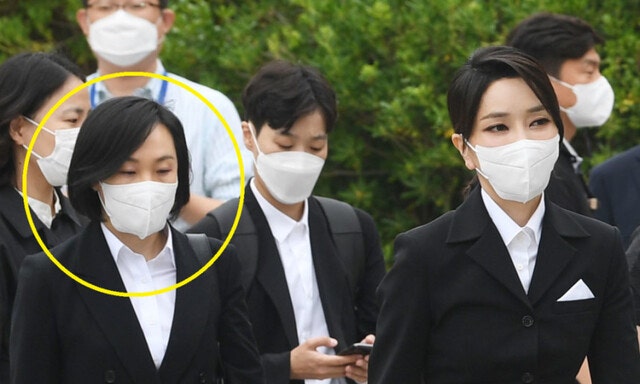 letitbi007's tweet card. 김건희 여사가 통일교 쪽으로부터 받은 샤넬 가방을 매장의 다른 제품으로 교환한 김 여사 수행비서 수첩에 ‘804만원(블랙라지)’, ‘730만원(화이트)’ 등 교환 대상으로 추정되는 가방의 가격과 색상, 사이즈들이 여