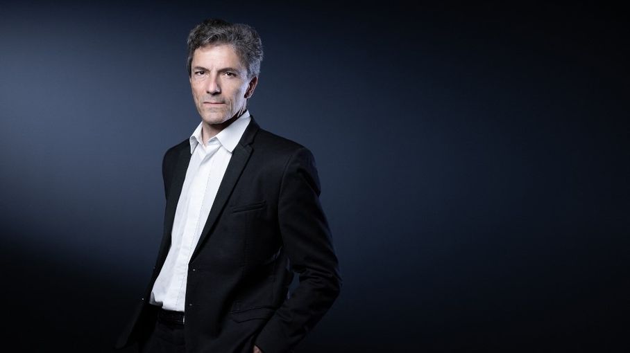 franceinfo's tweet card. Tous les jours, une personnalité s'invite dans le monde d'Élodie Suigo. Jeudi 2 octobre 2025, le magistrat et écrivain, Marc Trévidic qui publie "Justice présumée coupable" chez Albin Michel.