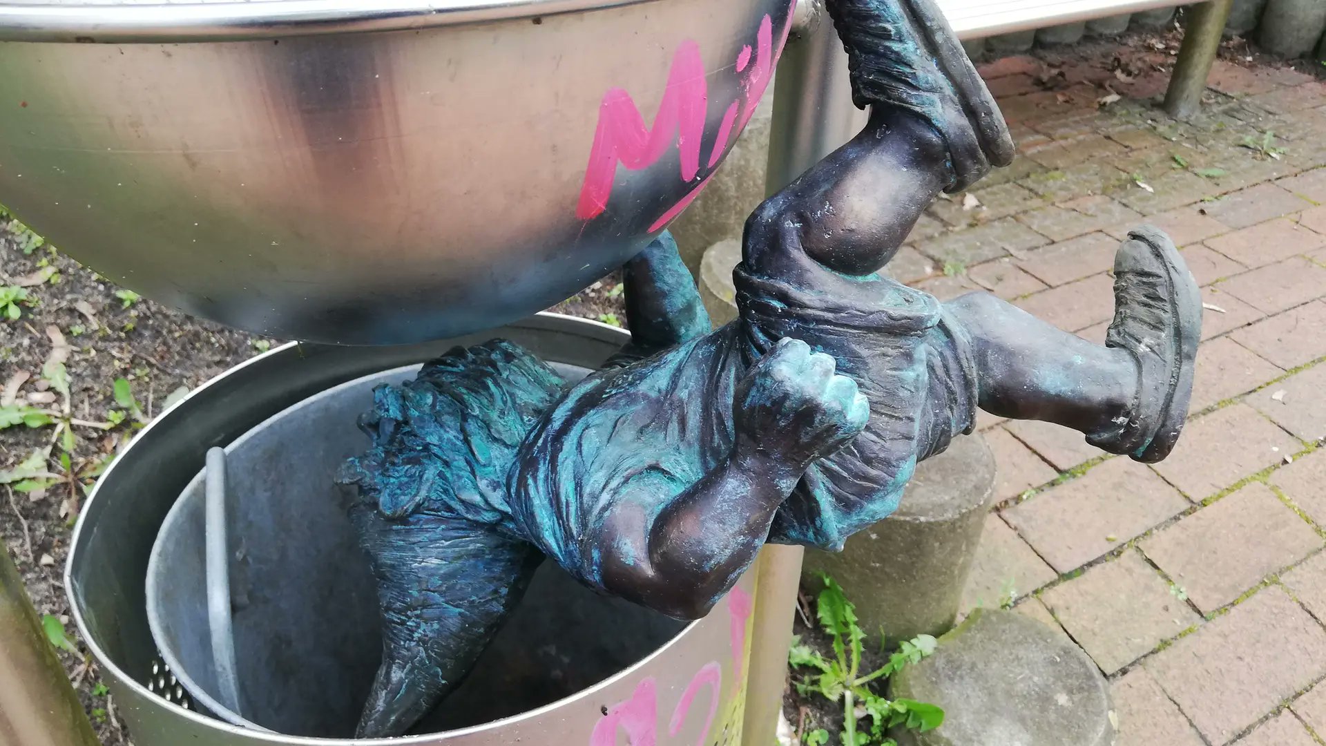 wyschilgod2019's tweet card. Immer wieder verschwinden einzelne der insgesamt 52 Statuen aus der Stadt. Eine tauchte auf einem Flohmarkt auf.