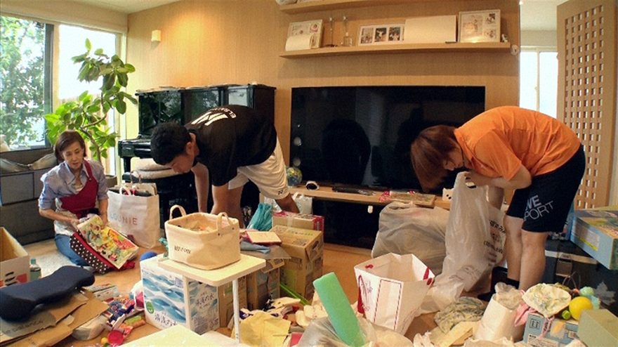 post_tvasahi's tweet card. “断捨離®”の提唱者・やましたひでこさんのアドバイスのもと、新たな人生に挑む家族の断捨離ドキュメント番組『ウチ、“断捨離”しました！』（BS朝日）。11月25日（火）放送の同番組では、ともに高校教師の夫婦が再登場。2年前の断捨離でスッキリしたはずが、久