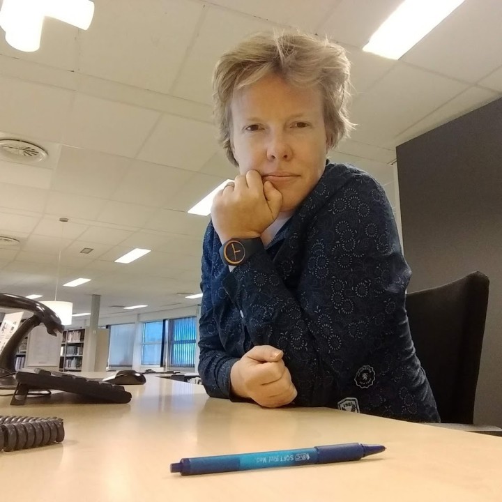 SaxionBieb's tweet card. Niet alleen het schrijven, maar ook het bibliotheekwerk heeft mijn hart. Vandaag zit ik als informatiespecialist aan de balie van Saxion Bibliotheek op de laatste dag voor de zomersluiting.