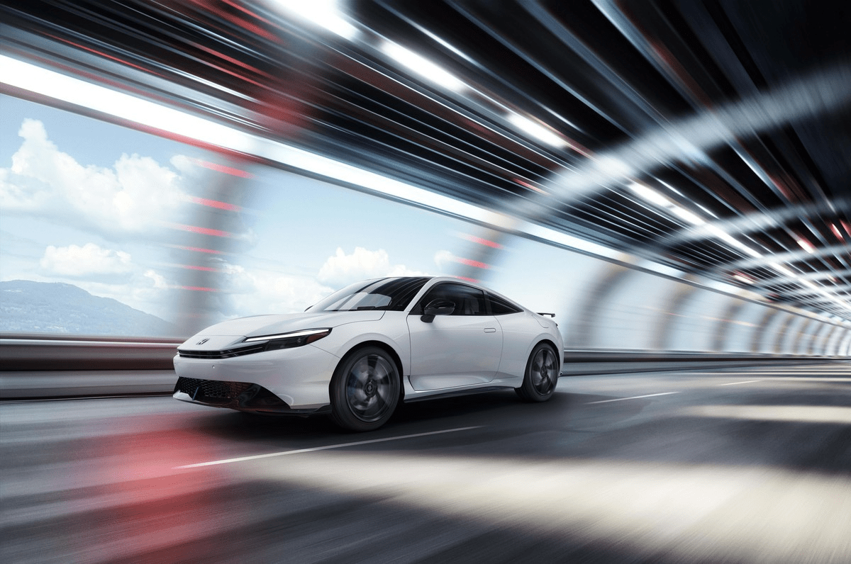 GeekZillaTech's tweet card. Honda sorprendió al mercado con el lanzamiento del nuevo Prelude Sports Coupé 2026, un modelo que marca el regreso de un nombre legendario y que ahora se