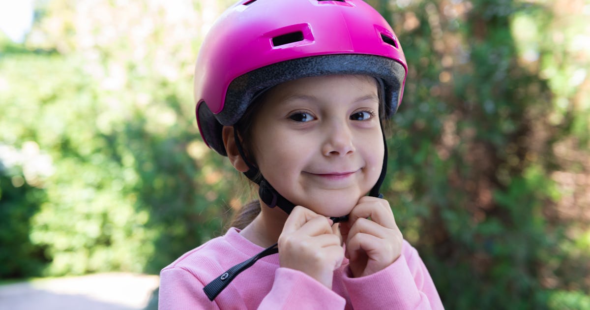 ScaryMommy's tweet card. Consumer Reports urged shoppers to exercise caution when shopping for bike helmets online, and shared helpful tips for choosing safe helmets.