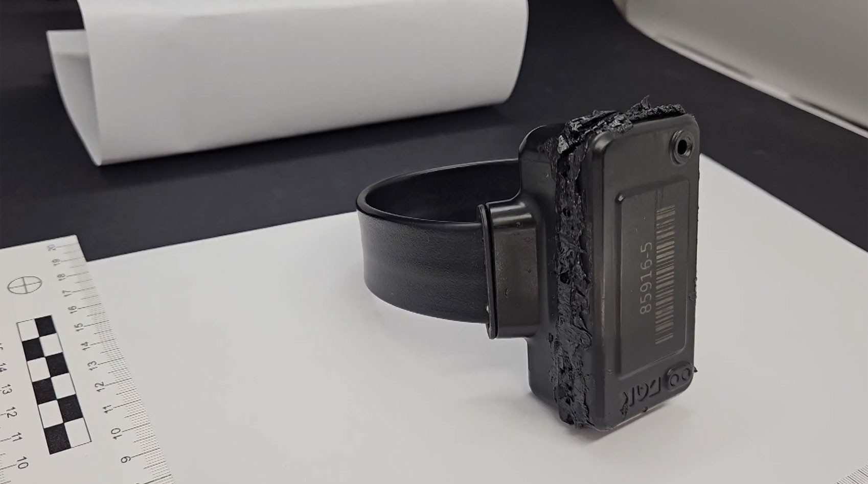 g1's tweet card. Relatório do CIME indica que o ex-presidente usou uma fonte de calor para danificar o equipamento, episódio que embasou a prisão preventiva determinada pelo STF.