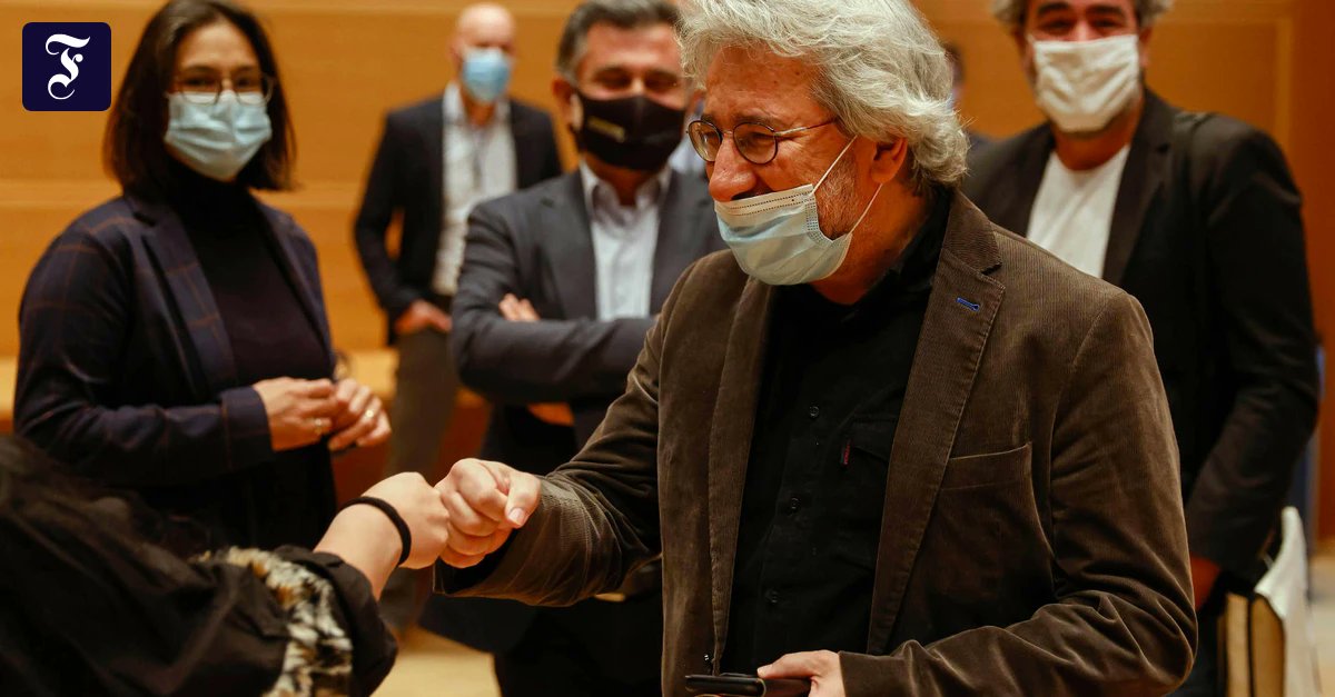 FAZ_Politik's tweet card. Der im deutschen Exil lebende Journalist Can Dündar ist in der Türkei zu langen Haftstrafen verurteilt worden. Er erhielt 18 Jahre und neun Monate Haft wegen Spionage und weitere acht Jahre und neun...