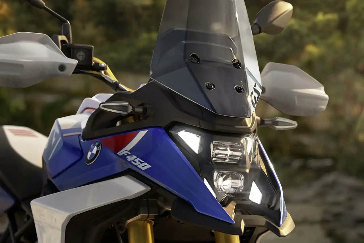 tudodemotos's tweet card. A BMW F 450GS, deverá se tornar a nova trail de entrada da família GS. Combina modos de pilotagem, painel TFT e autonomia superior a 350 km.