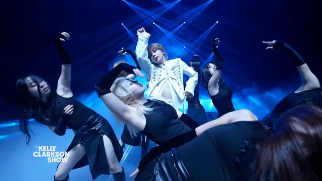 TAEMIN_BPM's tweet card. 태민, 솔로 첫 미국 TV 데뷔 '켈리 클락슨 쇼' 공개 후 글로벌 반응 폭발