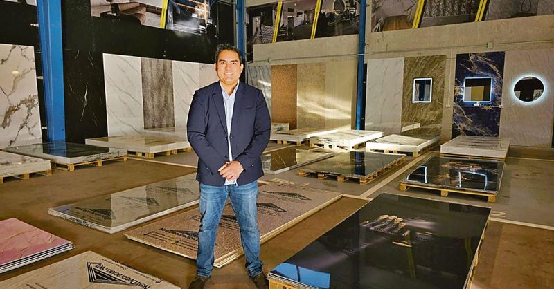 LaRegion's tweet card. New Decoración Ourense ofrece listones decorativos tipo palillería, perfilería y suelos, siempre acompañados de un asesoramiento técnico profesional para