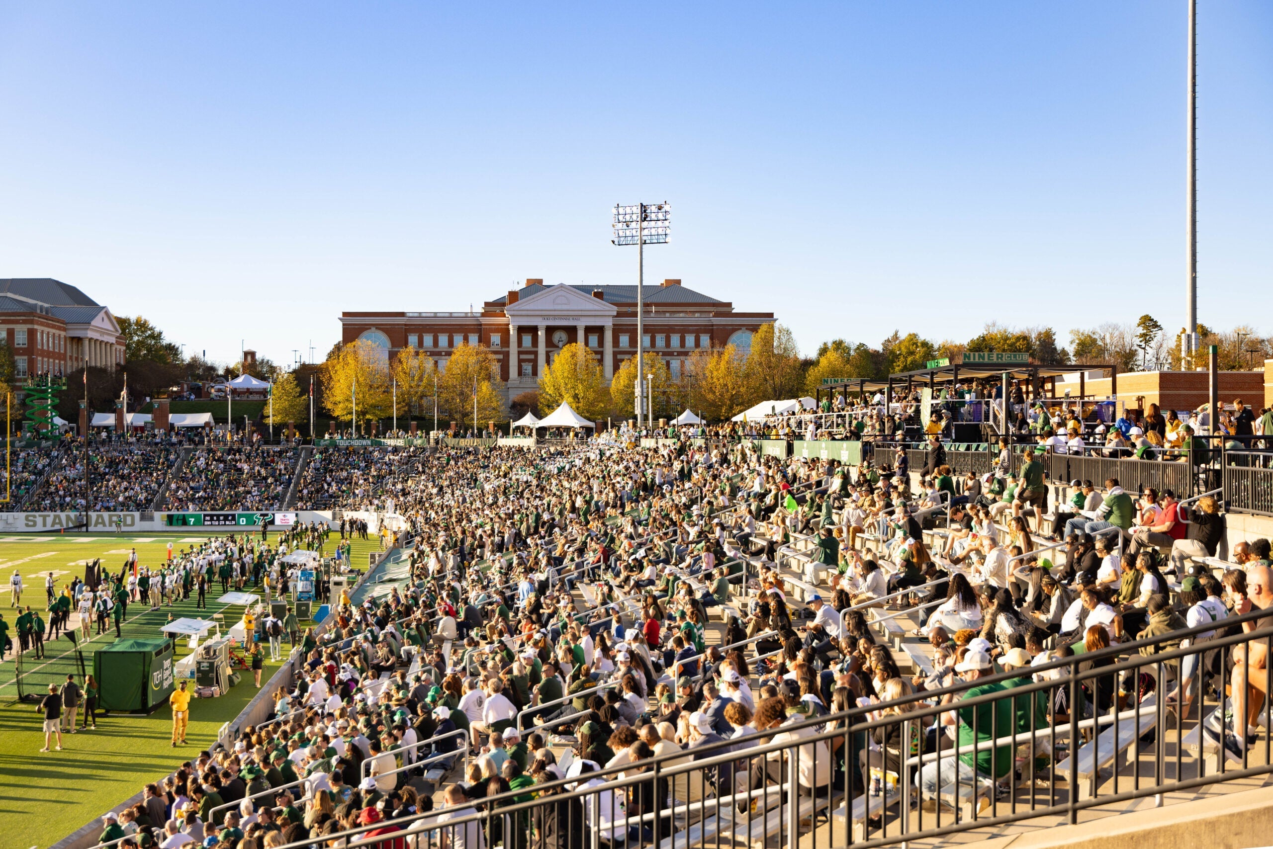Power98FM's tweet card. Student numbers at UNC Charlotte shot up to 32,207 this fall. The mix includes 26,213 undergrads and 5,994 graduate students. This number surpasses the previous record of 31,091 in 2024….