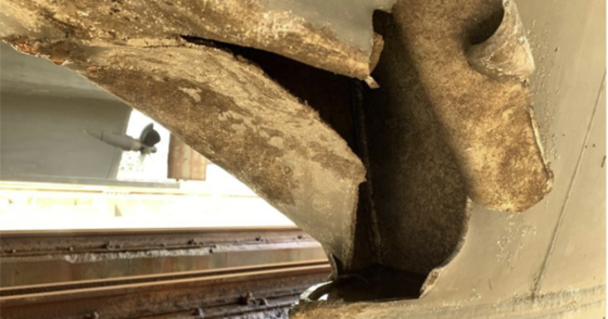 juno3355's tweet card. 서울시의 역점사업인 한강버스 중 한 척(102호)이 지난 5월 시운전 중 선착장 구조물과의 충돌사고로 선체 하부가 찢어지는 피해를 입었던 것으로 뒤늦게 확인됐다. 서울시가 사고 사실을 은폐하려한 정황도 드러나 논란이 일고있다. 2일 국회 농림축산식품해양수산위원회 소속 이병진 더불어민주당 의원이 A보험사를 통해 제출받은 ‘주식회사 한강버스 사고보고서’ 등을