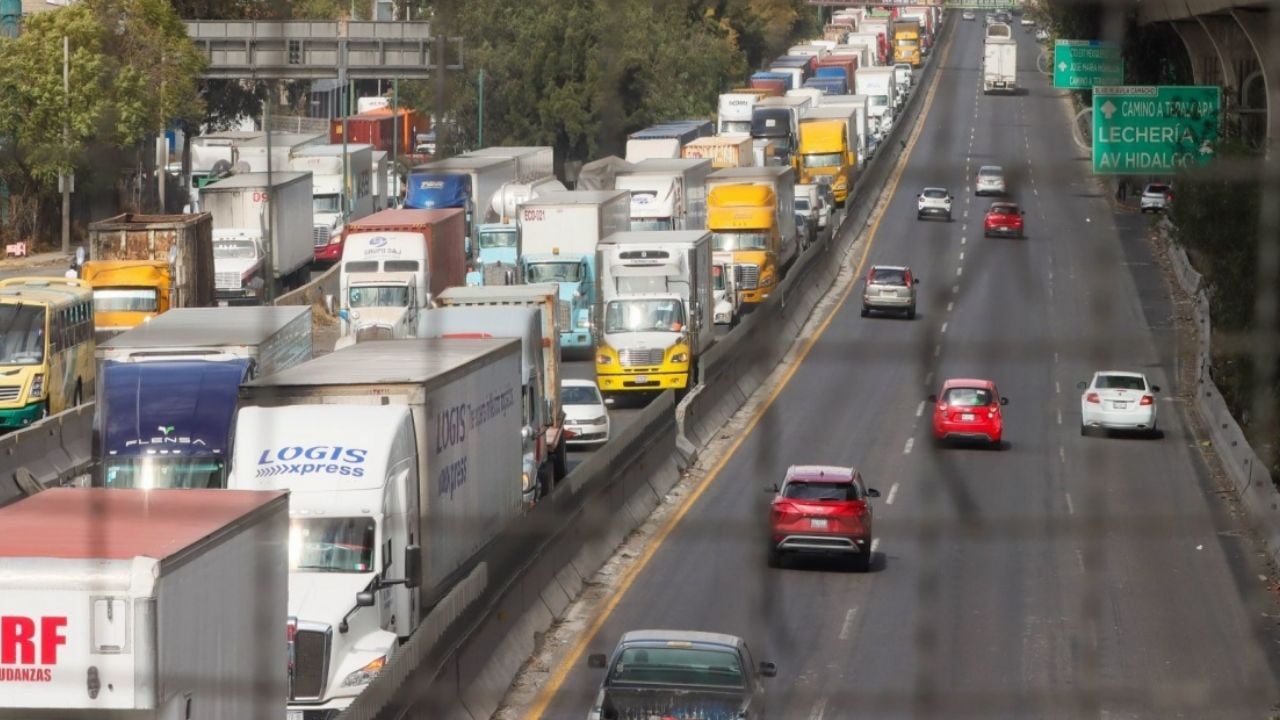 latinus_us's tweet card. El presidente de la Asociación Nacional de Transportistas afirmó a Latinus que debido a las extorsiones e inseguridad en carreteras se realizarán bloqueos en distintas vialidades