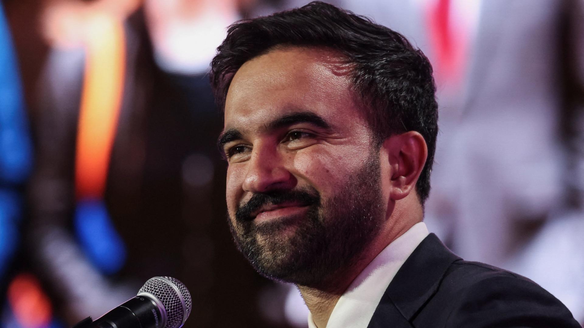 oskimura's tweet card. 11月4日投開票予定のニューヨーク市長選挙は異例の展開を遂げている。選挙戦のトップを走るのは民主党のゾーラン・マムダニ候補で、クイニピアック大学の最新世論調査で43%の支持を集めた。マンダニはアフリカ