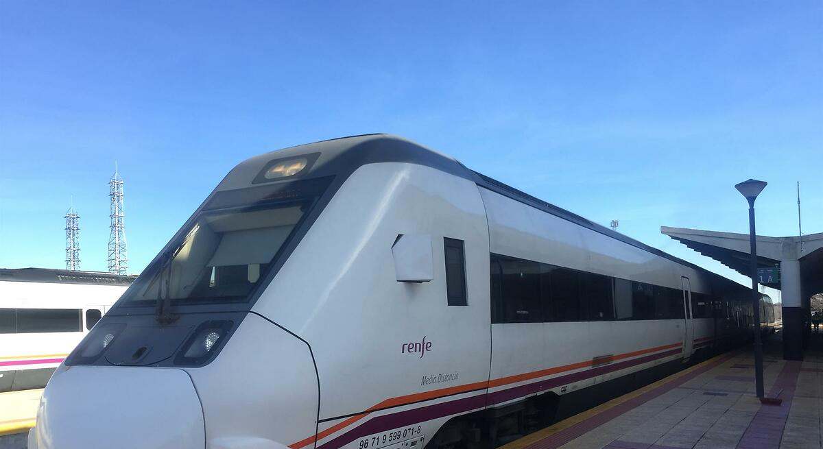 elEconomistaes's tweet card. Un incendio en la cabina tractora del tren que cubría el trayecto Cáceres-Madrid ha provocado que los 17 pasajeros que transportaba continúen hacia su destino en un autobús facilitado por Renfe.
