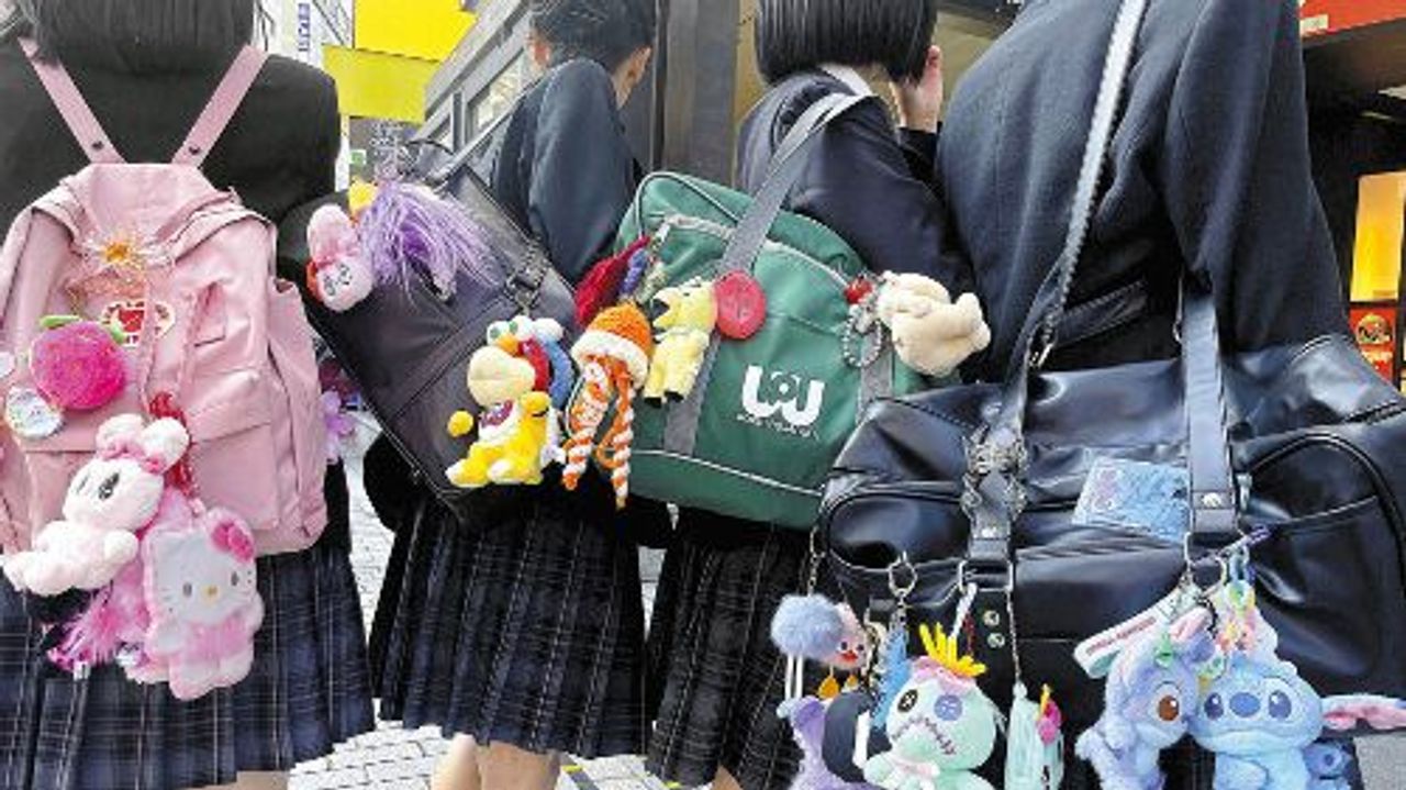 YahooNewsTopics's tweet card. ぬいぐるみがブームだ。道行く人のカバンを眺めると、スクールバッグからブランドものまで様々なバッグにつけている人がなんと多いことか。なぜ流行しているのか、その気持ちを聞いてみた。