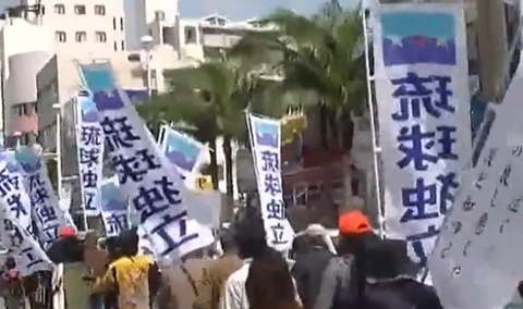 tsuisoku777's tweet card. 1: 名無しさん＠ 2025/11/24(月) 08:56:04.03 ID:e1a+eNFq0● BE:662593167-2BP(2000) 「琉球独立」でアカウントを検索してどこの国からアクセスしてるか見てみる。中国の工作員だらけじゃねぇか・・・。 pic.twitter.com/6nPESHlkuL— 𝒏𝒂𝒌𝒂𝒎𝒖𝒌𝒂𝒆 (@komukaepapa)