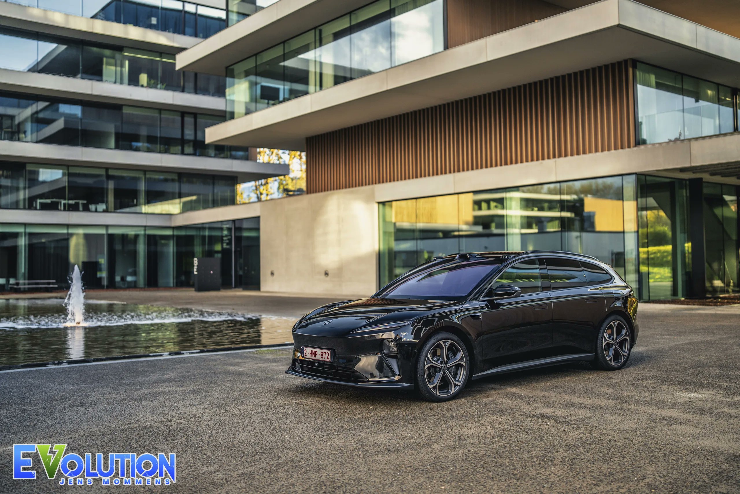 EV_olution_be's tweet card. NIO is officieel geland in België. Wij testen de elektrische ET5 Touring en onderzoeken of deze stijlvolle break kan wedijveren met de gevestigde Europese merken. Hoe scoort hij op afwerking,...