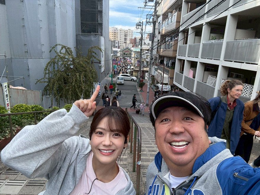 post_tvasahi's tweet card. バナナマン・日村勇紀が爆笑トークを交えて趣味のウォーキングの魅力を伝える健康促進番組『バナナマン日村が歩く！ ウォーキングのひむ太郎』（BS朝日）。11月25日（火）の同番組では、乃木坂46の奥田いろはと巡る「谷根千小さな幸せいっぱい見つけようコー