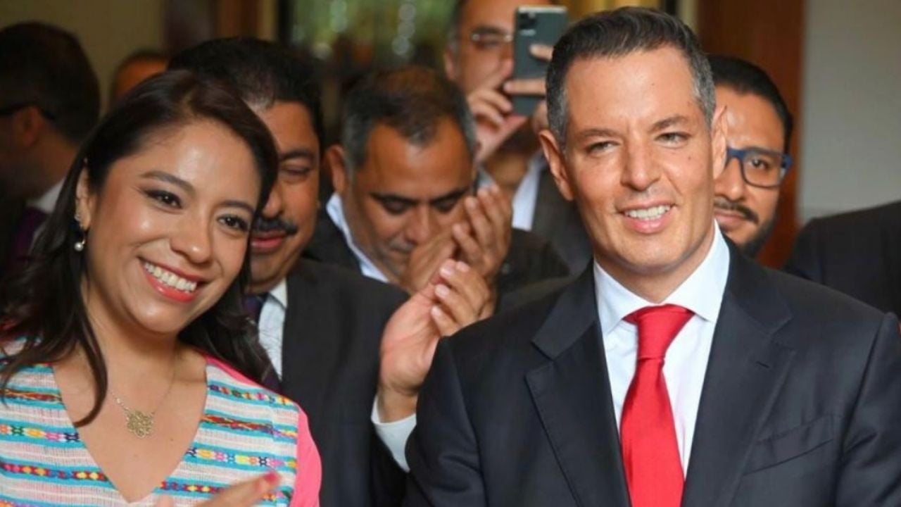 EIJefeDiego's tweet card. Los viajes internacionales del expriista Alejandro Murat costaron medio millón de pesos al erario; visitó Suiza, Estados Unidos y Francia; Cynthia López, también expriista, viajó a Asia, Estados...