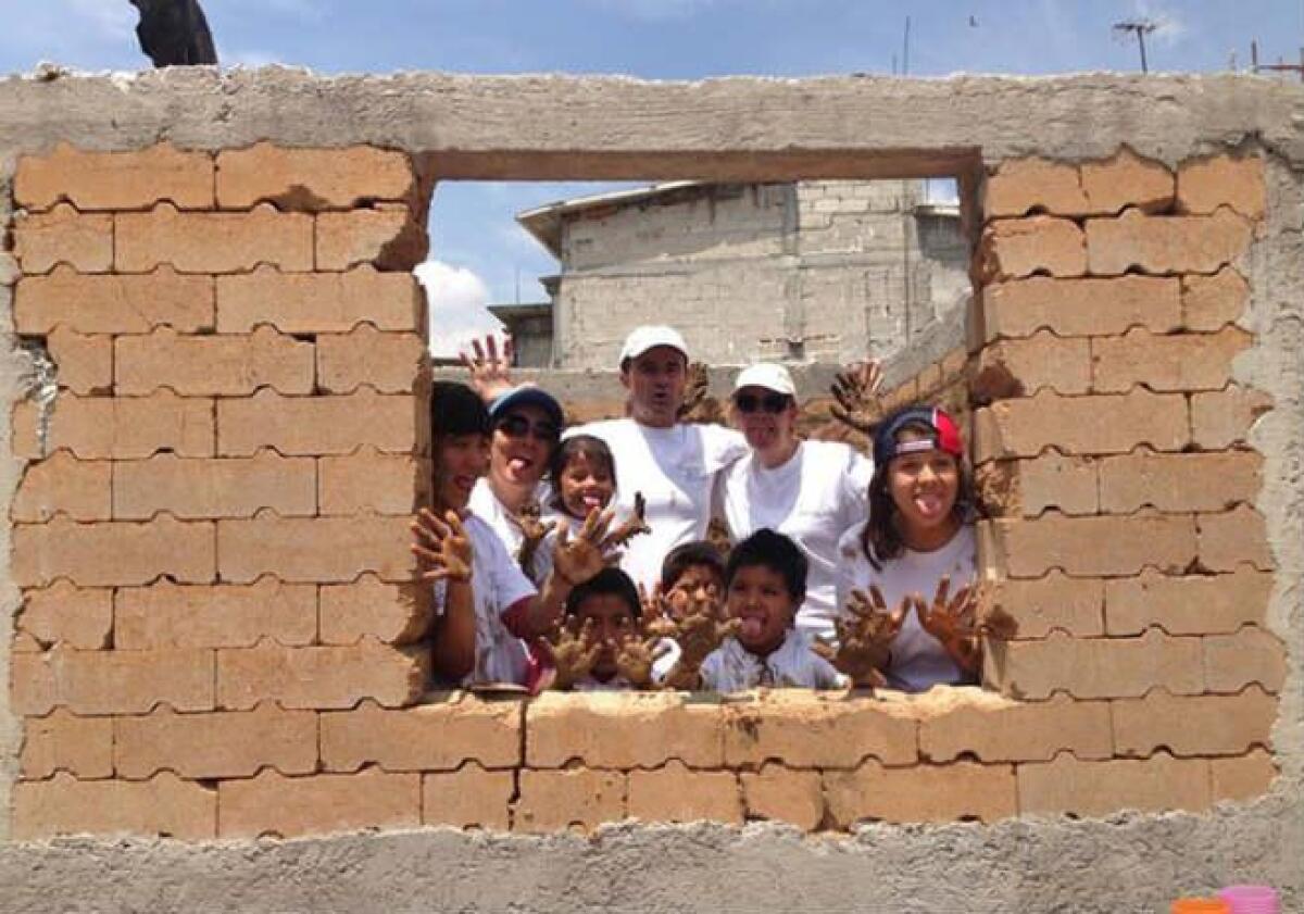 RevistaObras's tweet card. Los directores de Taller Territorial de México, Hábitat para la Humanidad México y ATM demuestran que la arquitectura cambia vidas.