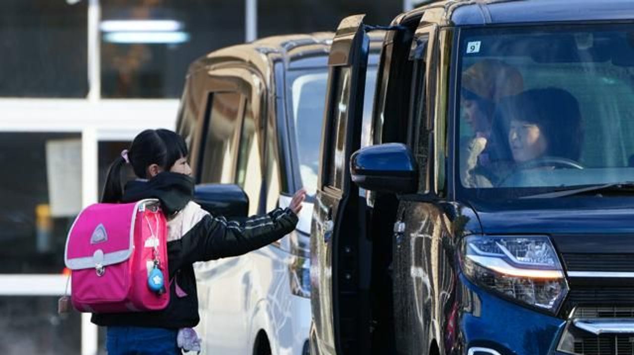 YahooNewsTopics's tweet card. ホームセンターやラーメン屋、おもちゃ屋が立ち並ぶ秋田市中心部に、警察官の呼びかけが響いた。　「クマが出没しました。危険ですので建物から出ないで下さい」