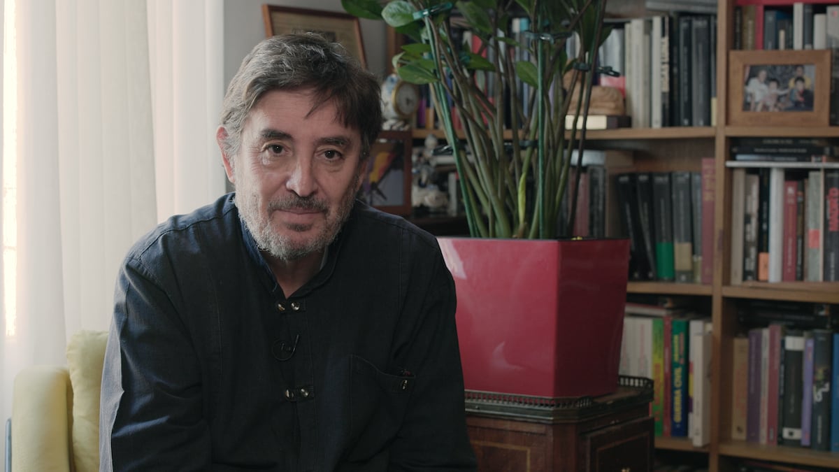 UniliberCom's tweet card. En el primer aniversario del fallecimiento de la escritora madrileña, descubrimos los secretos de su biblioteca a través de los ojos del amor de su vida, el poeta Luis García Montero