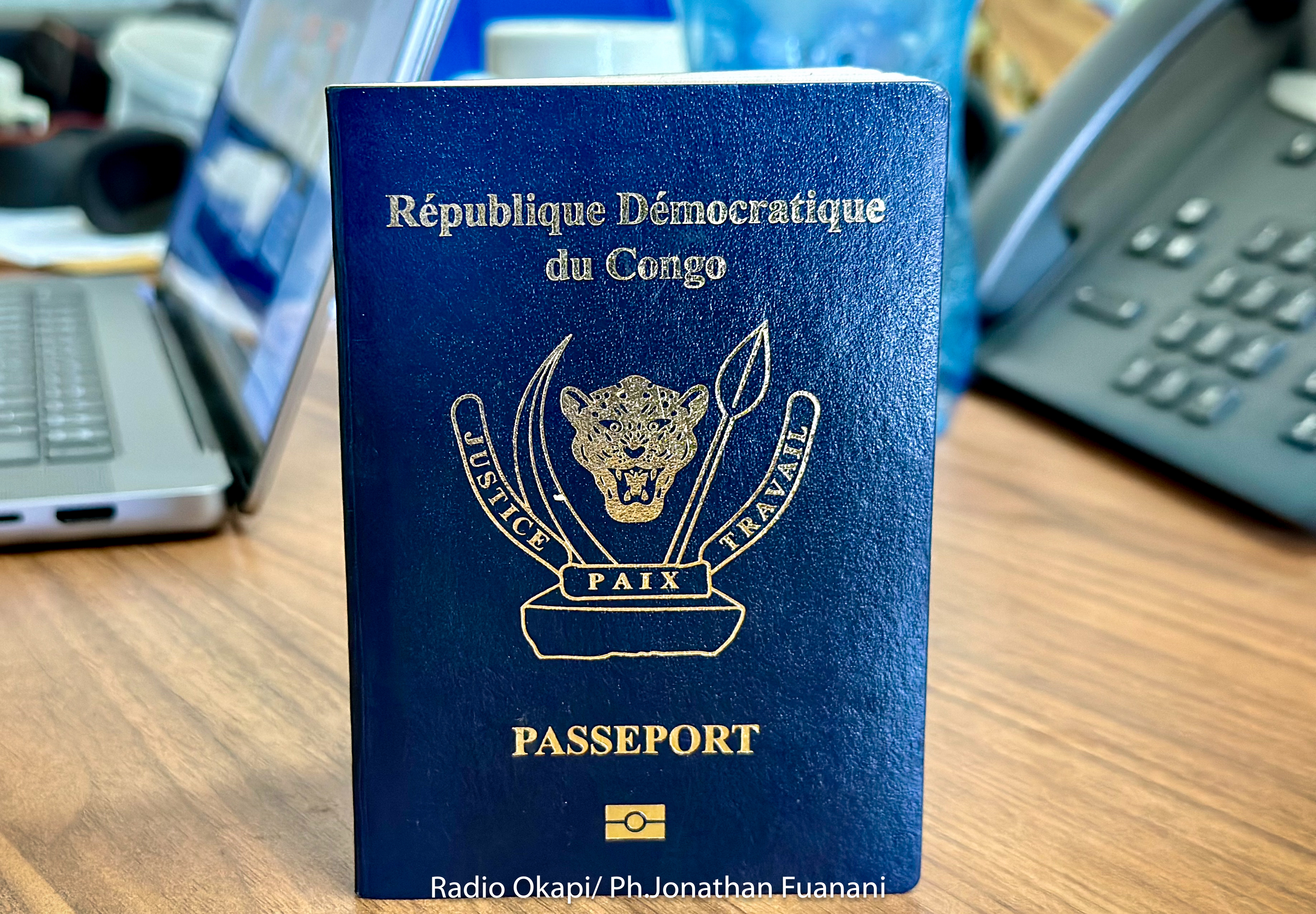 radiookapi's tweet card. Plus de deux semaines après le lancement officiel du nouveau passeport biométrique au tarif de 75 dollars américains, de nombreux requérants congolais peinent toujours à obtenir le précieux document.