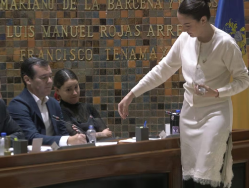 concienciapubli's tweet card. Crónicas de Pacheco, por Daniel Emilio Pacheco Un sonido mínimo, casi ridículo, rompió la solemnidad del Congreso: clinc. Una moneda de 50 centavos rodó sobre el escritorio del secretario de Transp...