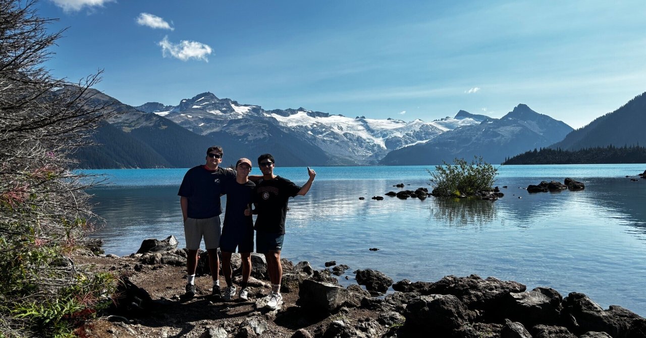 big_dipper_96's tweet card. 朝5時半、眠い目をこすりながら カナダ西海岸の都市 Vancouver 🇨🇦 ダウンタウンを朝5時半に出発しました。まだ暗いし、正直めちゃ眠い（笑）。一緒に行ったのは、留学時代に出会った日本人 🇯🇵の友達（23歳）とトルコ人 🇹🇷（20歳）。 こういう国をまたいだつながりができるのも留学の面白さですよね。 途中で立ち寄ったのが Squamish。 Vancouverから車で1時間...