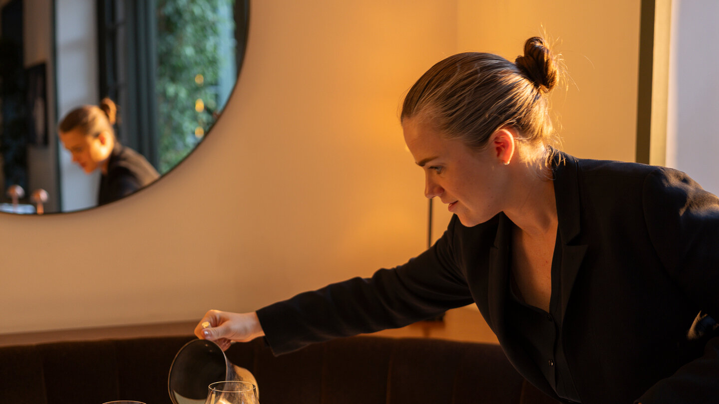 bretisrael's tweet card. The groundbreaking Beverly Hills power restaurant still draws crowds. But the food isn’t what it once was.