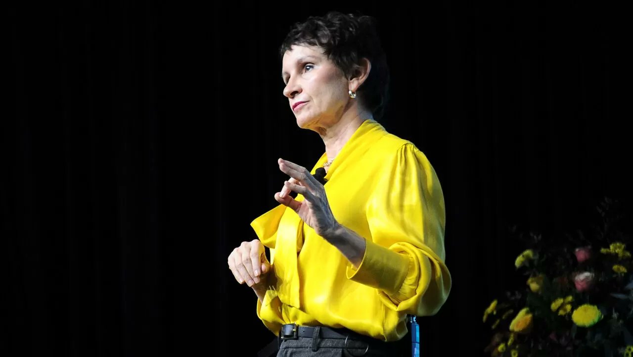 CarlosCruzCoke's tweet card. En una charla en París, la excandidata del Socialismo Democrático sostuvo que "cuando hay temor, las preocupaciones progresistas desaparecen y las personas actúan desde la necesidad de sobrevivir".