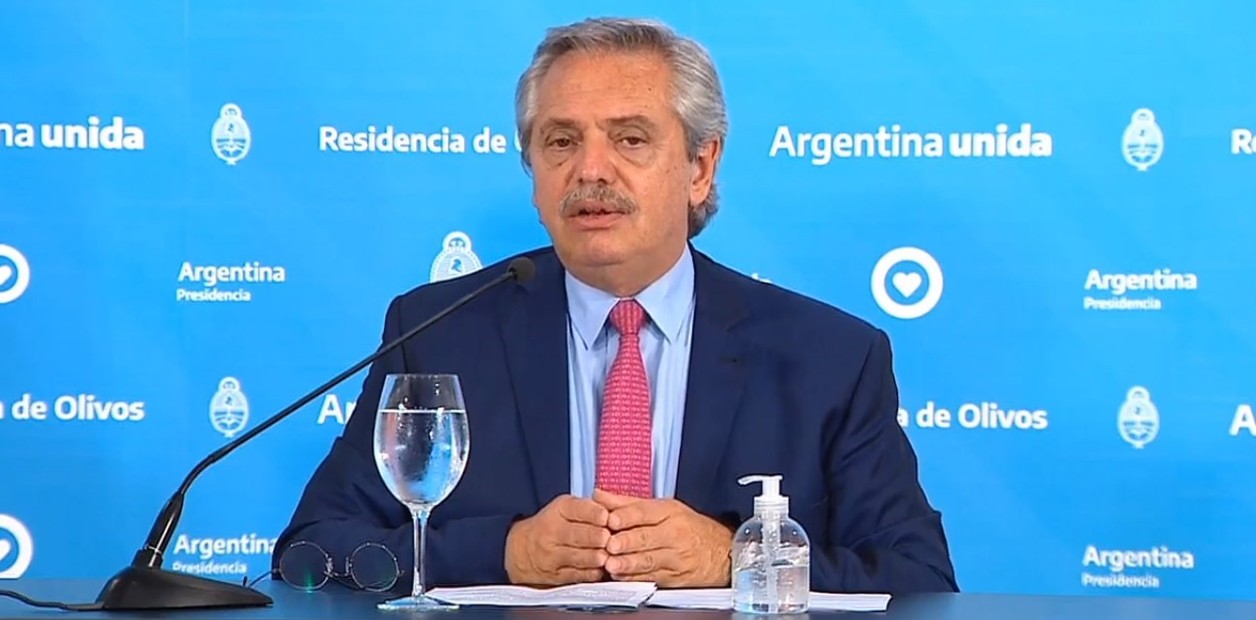 clarincom's tweet card. El Presidente calificó de "hipócritas" a quienes piden la reducción de 30% de los salarios para crear un fondo de emergencia.