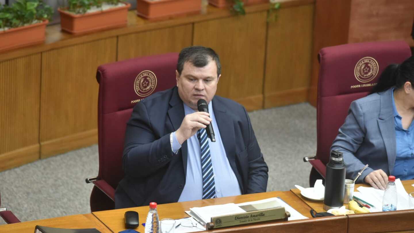 juanjo_py75's tweet card. El senador Dionisio Amarilla amenazó con meter a la cárcel al presidente del Partido Liberal Radical Auténtico (PLRA), Hugo Fleitas, luego de que la convención liberal ratificara la decisión de...