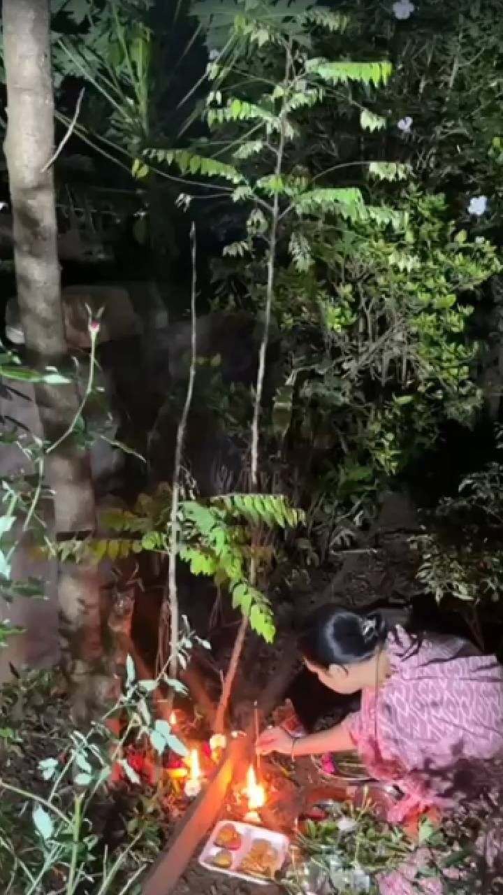 TV9Marathi's tweet card. पुण्याच्या भोर तालुक्यातील शहरी आणि ग्रामीण भागात आवळा नवमी उत्साहात साजरी करण्यात आली. कार्तिक शुक्ल नवमीच्या दिवशी आवळ्याच्या वृक्षाचं पूजन करत दिवे लावून गोड नैवेद्य, प्रदक्षिणा आणि मग वृक्षाच्या...