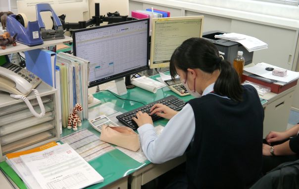 Fuji_reactivity's tweet card. 総務部Yです 2日間の日程でインターンシップを開催 少子高齢化が進む中　若い人材は地元にとって　宝物　です 地域に密着した企業で　将来活躍されることを願います オジサンたちが頑張らないといけないことは 若者が住みたいと思う街づくりかな？