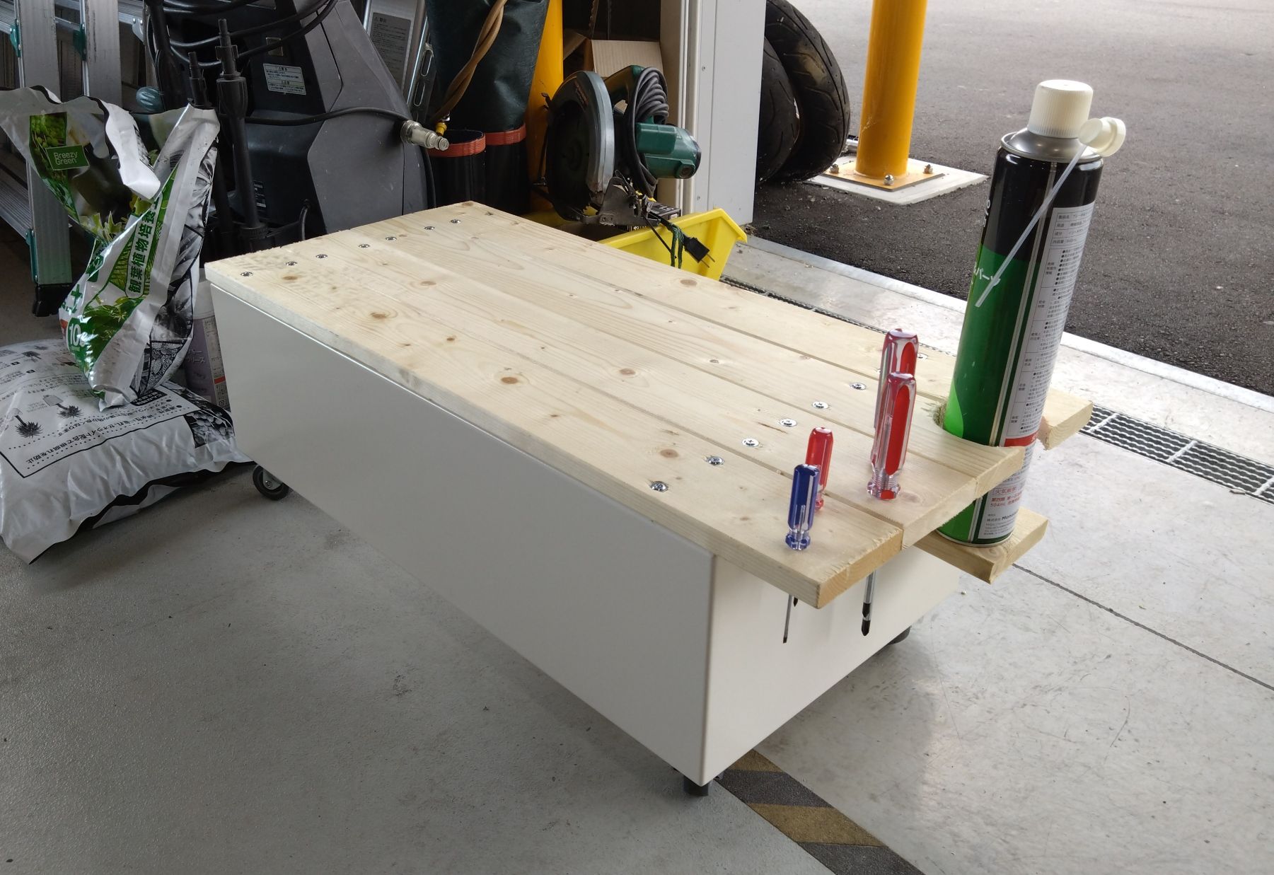 Fuji_reactivity's tweet card. 総務部Yです 先日　伊那支店で　面白い作業台を目にしました 何事も　想像力を豊かに 創意工夫　が大事です これならキャブレターの分解も楽ですね(笑)